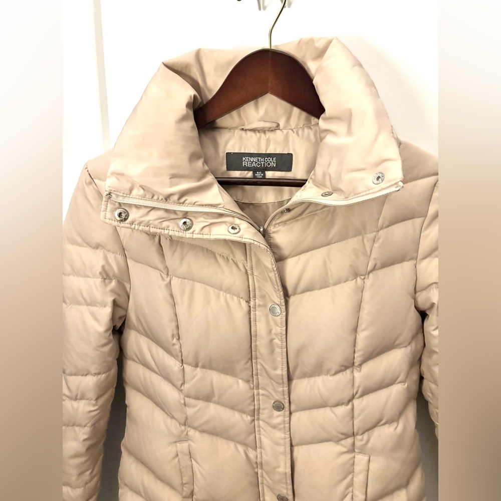 KENNETH COLE REACTION BEIGE QUILTED DUCK DOWN TWO WAY CLOSER ZIPPER & SNAPS SZ S - Picture 4 of 15